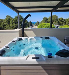 Galeriebild der Unterkunft Azzurro apartment - with private rooftop jacuzzi in Zadar