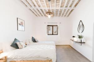 Magec Villa de Arico في Lomo de Arico: غرفة نوم بيضاء فيها سرير كبير