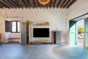 Magec Villa de Arico في Lomo de Arico: غرفة معيشة مع تلفزيون بشاشة مسطحة على الحائط