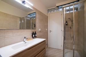 Ένα μπάνιο στο Appartamento elegante e moderno a 100 m dal Duomo +34 φωτογραφίες