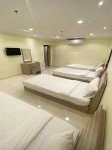 Postel nebo postele na pokoji v ubytování Al tawfeeg hotel - Al Azizyah