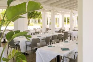 A restaurant or other place to eat at Mangia's Selinunte Resort