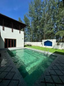 Bazén v ubytování Charis Tanjong Jara, Beach & Pool Villa Sapphire nebo v jeho okolí