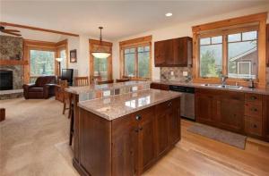 Kuchyň nebo kuchyňský kout v ubytování Private 3 Bedroom Townhome Located In East Keystone With Access To A Firepit, Hot Tub, And Billiards