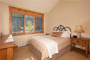 Postel nebo postele na pokoji v ubytování Private 3 Bedroom Townhome Located In East Keystone With Access To A Firepit, Hot Tub, And Billiards