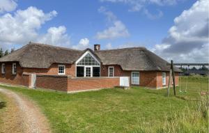 una vecchia casa di mattoni con tetto in erba di Lovely Home In Ringkøbing With Sauna a Ringkøbing
