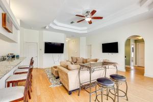 Fotografie z fotogalerie ubytování Riverview Home with Screened Pool about 1 Mi to Marina! v destinaci Riverview