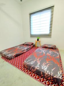 Postel nebo postele na pokoji v ubytování Soffea D'Homestay Pagoh - WiFi , NetFlix