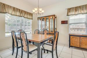 Fotografie z fotogalerie ubytování Riverview Home with Screened Pool about 1 Mi to Marina! v destinaci Riverview