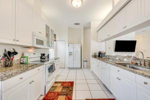 Fotografie z fotogalerie ubytování Riverview Home with Screened Pool about 1 Mi to Marina! v destinaci Riverview + 17 fotografií