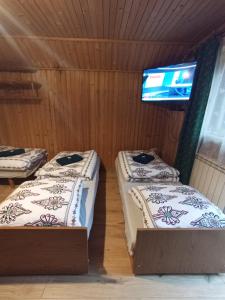 Ένα ή περισσότερα κρεβάτια σε δωμάτιο στο Góralska chałupa