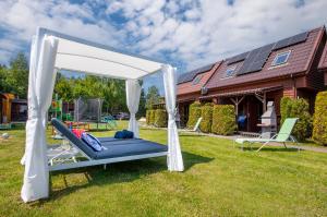 德布吉Domki u Grażyny的院子里的天蓬床