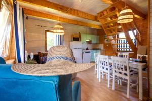 德布吉Domki u Grażyny的客厅沙发上的草帽