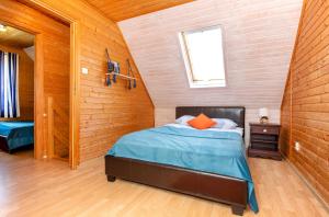 德布吉Domki u Grażyny的一间木屋里有一张床的卧室