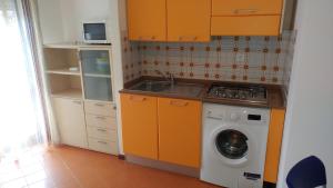 A kitchen or kitchenette at Condominio Simma 2