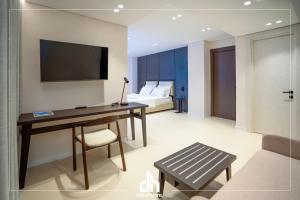 TV a/nebo společenská místnost v ubytování DREAM HOTEL SARANDA