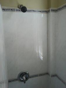 Ένα μπάνιο στο Spacious 1 Bedroom Apartment Near SGU - Prime Location #2