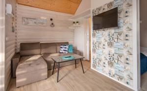 德布吉Domki u Grażyny的客厅里有一张沙发和一张桌子。