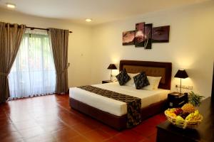 a bedroom with a bed and a bowl of fruit on a table at Oreeka - Katunayake Airport Transit Hotels in Katunayake