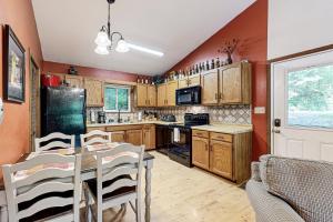 Η κουζίνα ή μικρή κουζίνα στο Maple Chalet