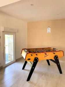 un tavolo da ping pong in una stanza di Le logis des Lilas a Corme-Royal