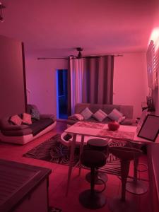 Posezení v ubytování CASA COLIVING avec chambre salle de bain individuelles privatives