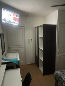 TV a/nebo společenská místnost v ubytování CASA COLIVING avec chambre salle de bain individuelles privatives