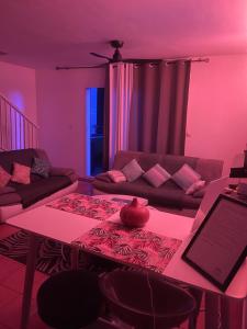 Posezení v ubytování CASA COLIVING avec chambre salle de bain individuelles privatives