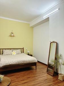 Ein Bett oder Betten in einem Zimmer der Unterkunft Mô Tê Homestay 2 gần Chợ Đông Ba, Cung Đình Hoàng Thành Huế