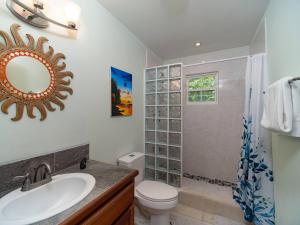 Ένα μπάνιο στο Casa Alegre- Heart of Tres Cocos Area across from Truck Stop by Stay Floreo