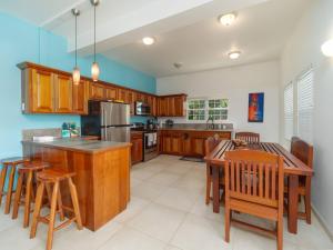 Η κουζίνα ή μικρή κουζίνα στο Casa Alegre- Heart of Tres Cocos Area across from Truck Stop by Stay Floreo
