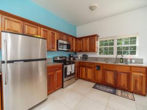 Η κουζίνα ή μικρή κουζίνα στο Casa Alegre- Heart of Tres Cocos Area across from Truck Stop by Stay Floreo +33 φωτογραφίες