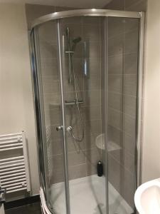 eine Dusche mit einer Glastür in einem Badezimmer in der Unterkunft Queen Street Quayside Apartment, NE1 Grade 2 Listed in Newcastle upon Tyne + 22 Fotos