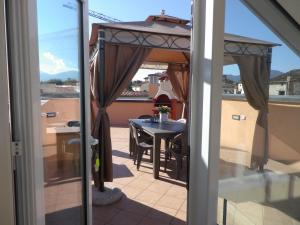 balcone con tavolo e gazebo di La Terrazza a Lucca Altre 12 foto