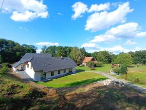 una vista aerea di una casa su una collina di Apartmán Pod Hrází Chráštany a Benešov