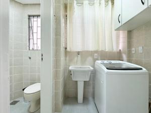 une salle de bain blanche avec toilettes et lavabo dans l'établissement Res. Villa de Collina - Centro de Floripa - CEN002, à Florianópolis 58 autres photos