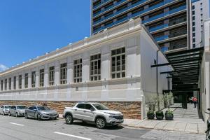 un bâtiment avec des voitures garées dans un parking dans l'établissement Res. Villa de Collina - Centro de Floripa - CEN002, à Florianópolis