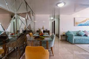 a living room with a table and a blue couch at Vue Mer Tanger city hitlon Garden Appartement Parking Gratuit in Tangier