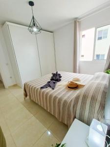Un dormitorio con una cama con un tazón. en Eccellente appartamento in posizione strategica, en Arona 18 fotos más