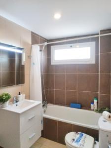 Un baño con bañera, lavabo e inodoro. en Eccellente appartamento in posizione strategica, en Arona