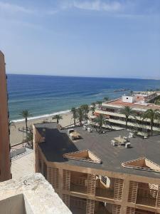 a view of a beach with a building and the ocean at Paseo Marítimo Aguadulce in Aguadulce