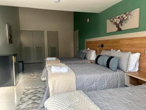 Postel nebo postele na pokoji v ubytování Provenza Medellin Hotel Boutique