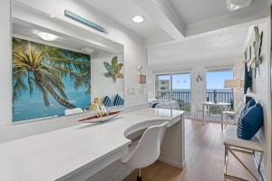 eine Küche mit einem großen Gemälde einer Palme in der Unterkunft Fun-N-Sun with Spectacular Ocean Views in Tampa