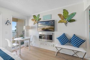 ein Wohnzimmer mit Tisch und Kamin in der Unterkunft Fun-N-Sun with Spectacular Ocean Views in Tampa