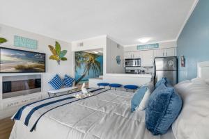 ein Schlafzimmer mit einem großen Bett und blauen Kissen in der Unterkunft Fun-N-Sun with Spectacular Ocean Views in Tampa