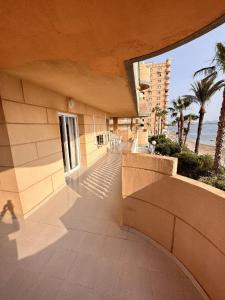 un edificio con vistas a la playa y a las palmeras en La Manga - Castillo de Mar 1A - Mar menor, en La Manga del Mar Menor 23 fotos más