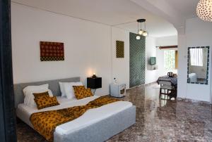 A seating area at Suite meublée Anzah