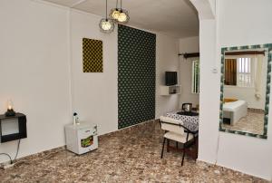 A bed or beds in a room at Suite meublée Anzah