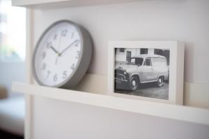 a clock sitting on a shelf next to a picture of a truck at Carlota Cake in Fuencaliente de la Palma +95 photos