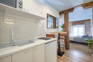 O bucătărie sau chicinetă la ººMY CityCentre SOL WiFi AC SmartTVºº